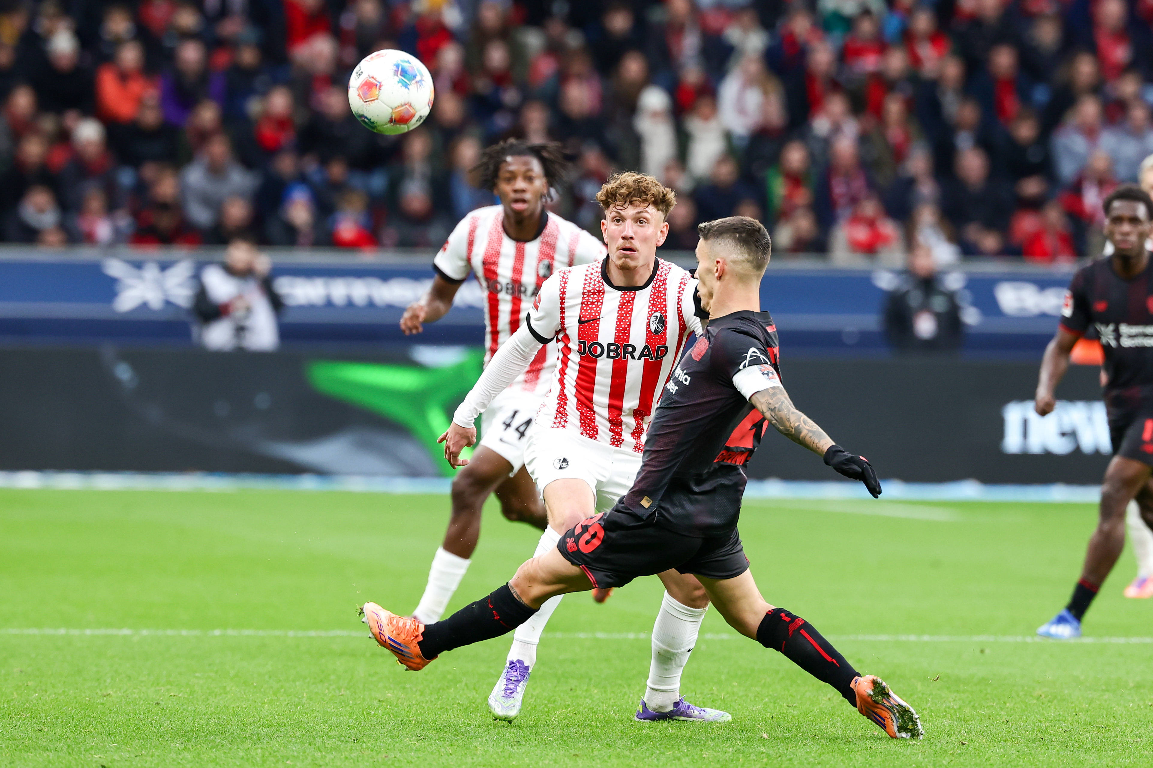 荷兰完胜勒沃库森，梅西关键制胜