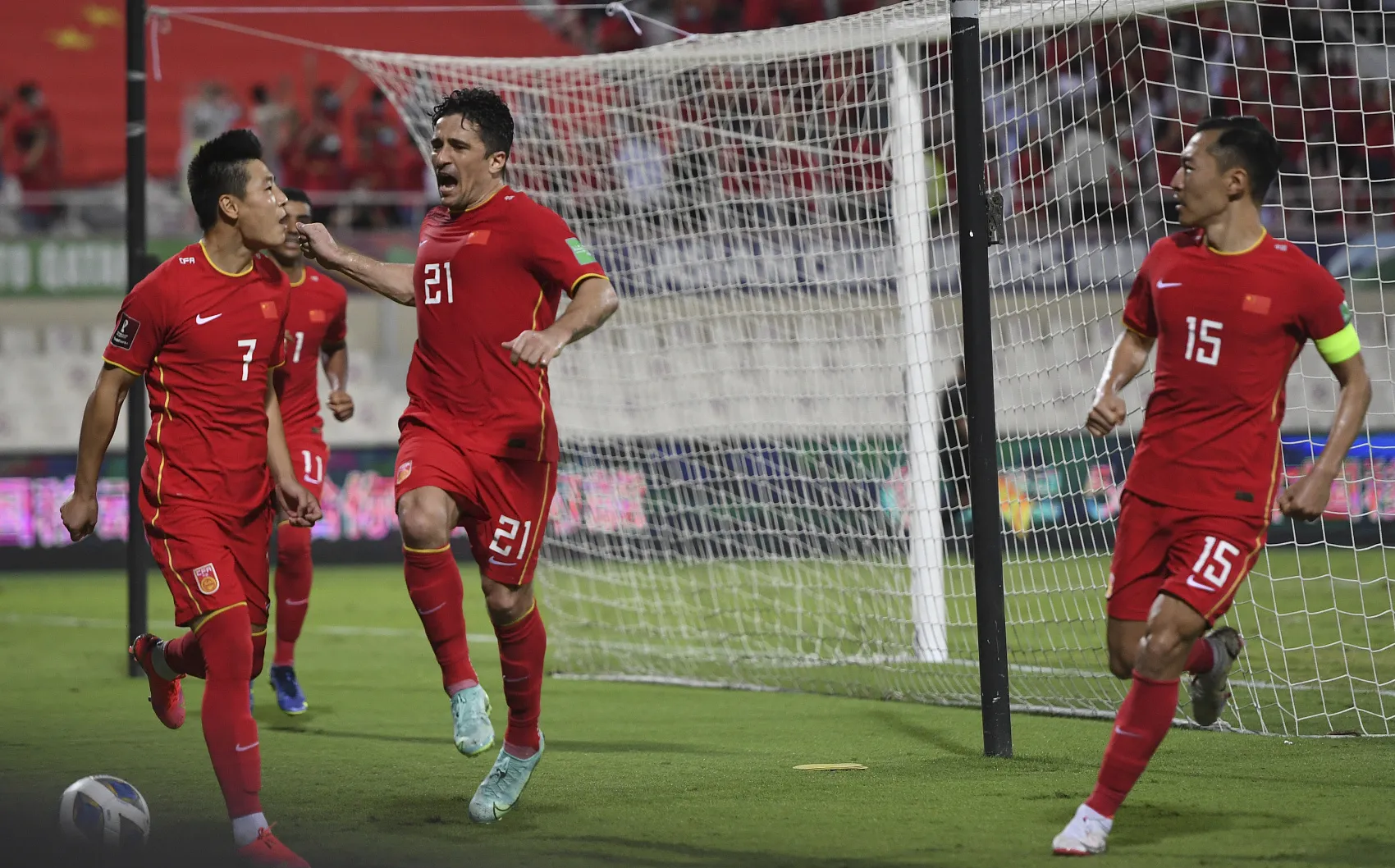 英格兰队险胜中国队，波尔点燃赛场