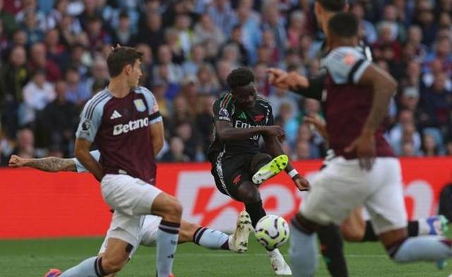 比赛点球争议不断，球迷心情起伏