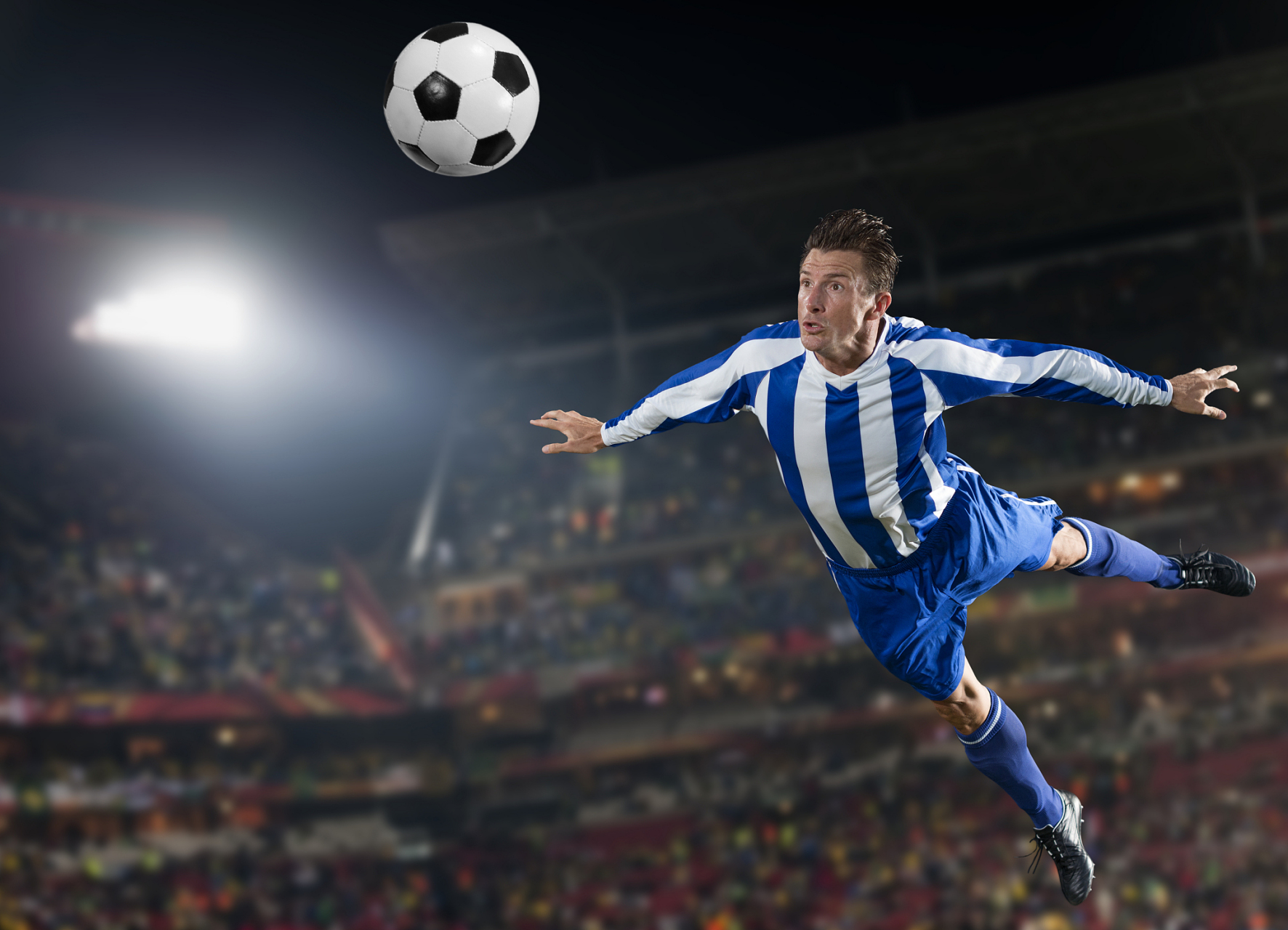 足球运动员在比赛场上展现出色技艺