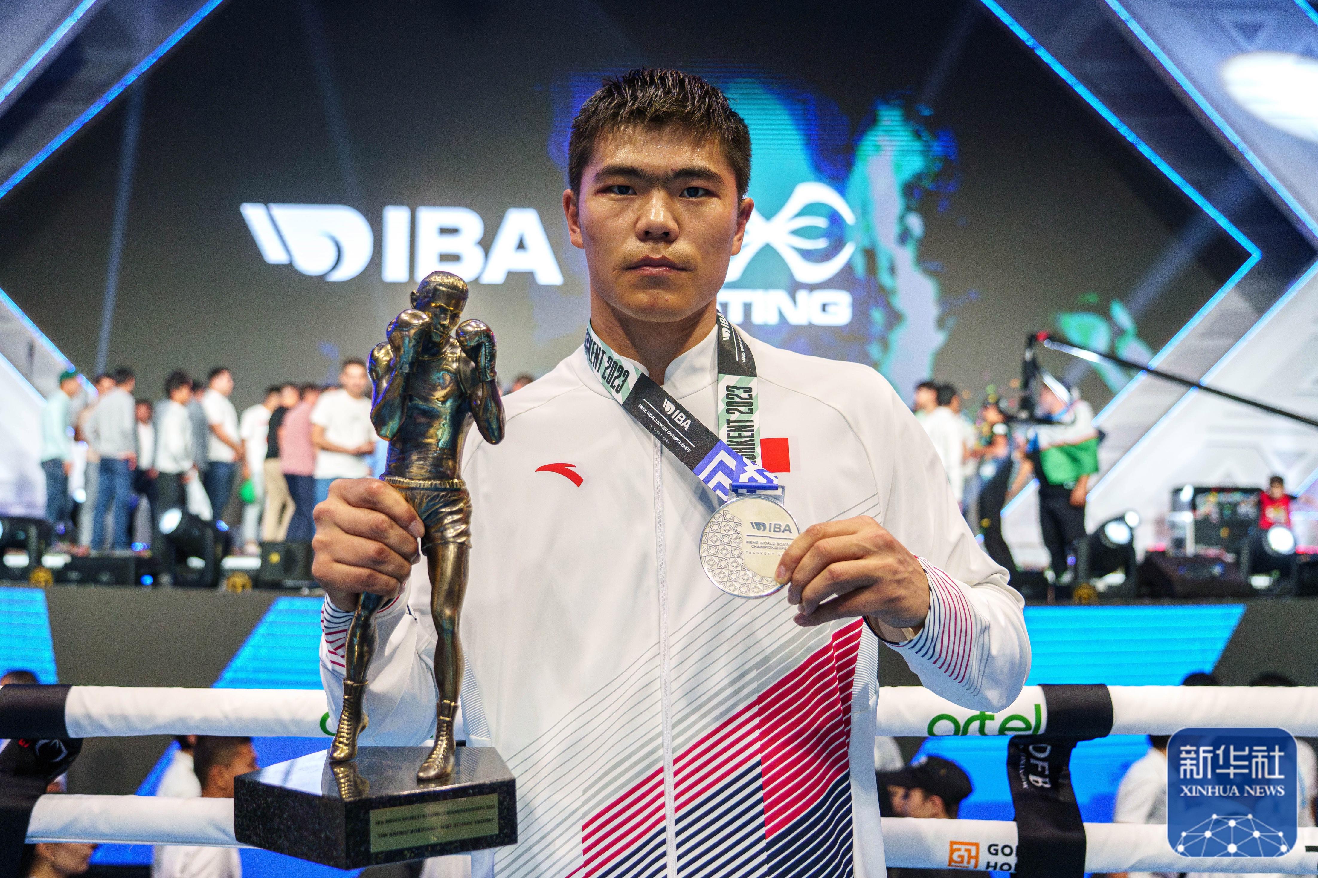 新加坡选手强尼·陈在男子拳击比赛中获得亚军的简单介绍