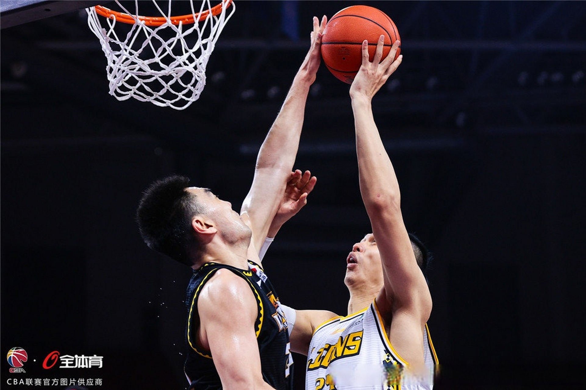 包含亚洲篮球明星在场上展现绝技的词条