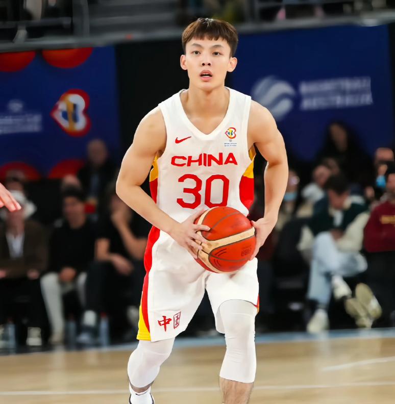 包含亚洲篮球明星在场上展现绝技的词条