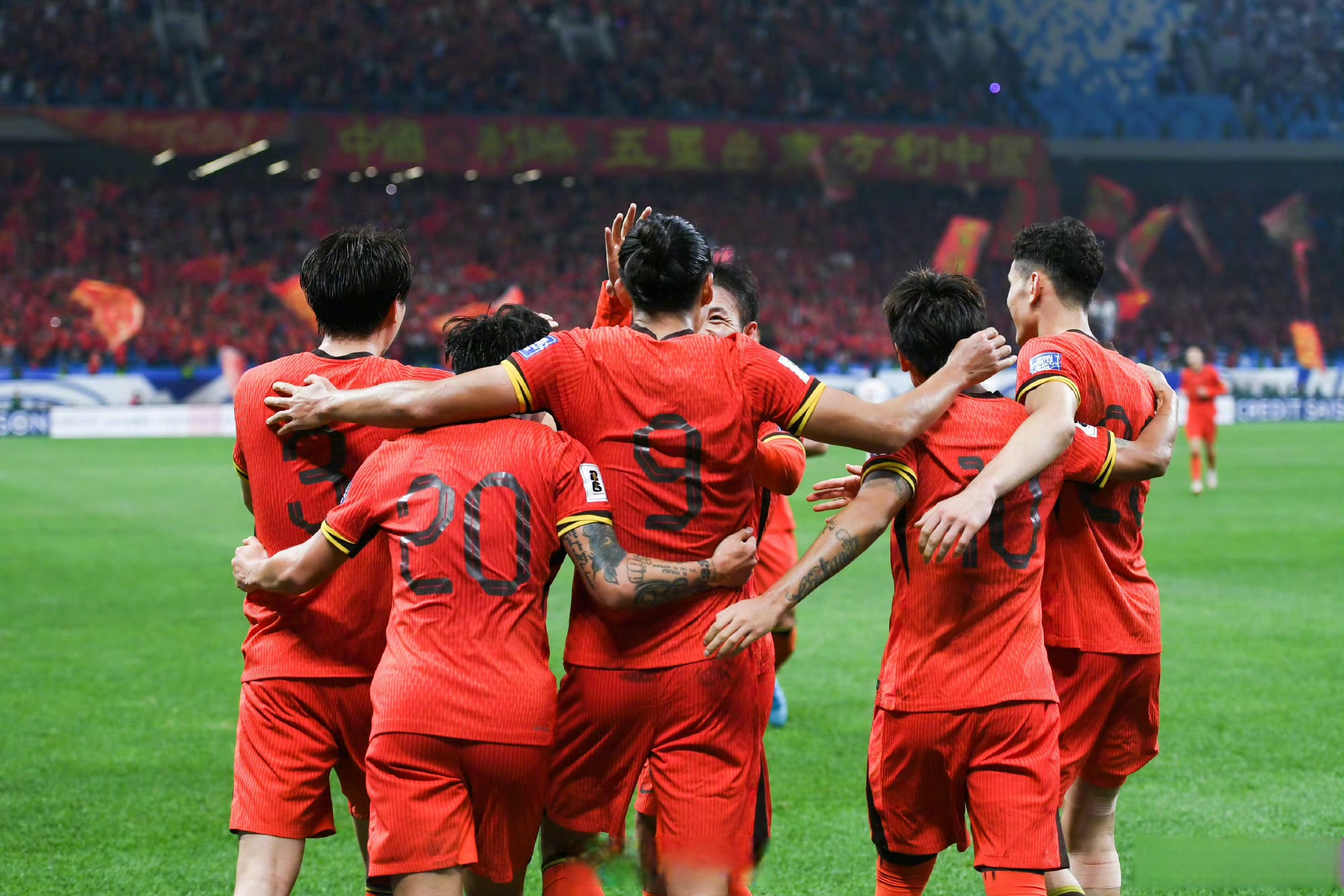 中国职业足球赛事实力对决纷呈的简单介绍