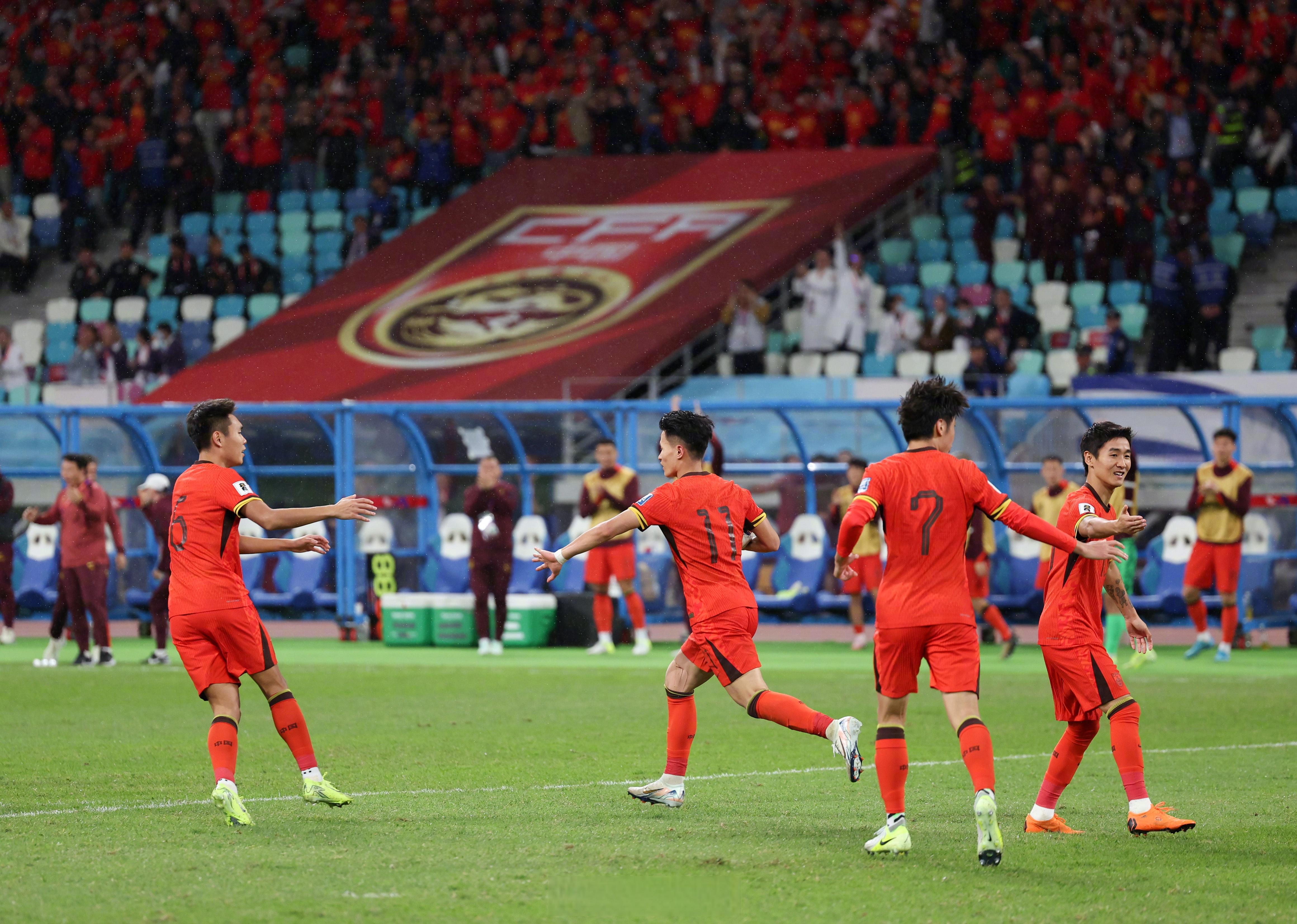 包含队伍士气高涨，备战国际足球锦标赛的词条