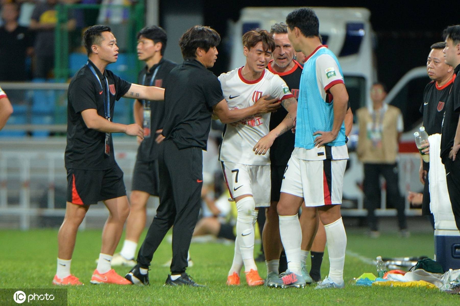 国内足球联赛:球队无故缺席比赛被禁赛!的简单介绍 国内足球联赛:球队无故缺席比赛被禁赛!的简单介绍