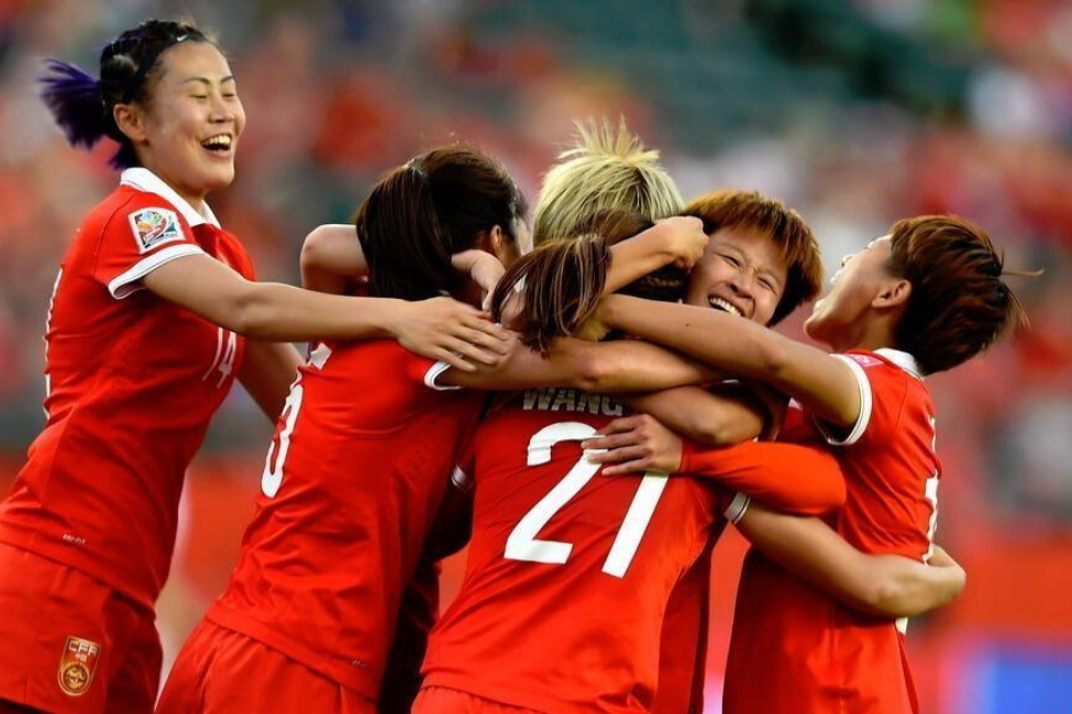 包含女足比赛引发热议，球迷纷纷点赞国家队表现的词条